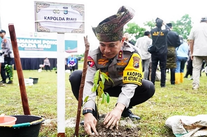 Polda Riau Inisiasi Aksi Tanam Pohon yang Juga Dihadiri Rocky Gerung untuk Melindungi Tuah Menjaga Marwah