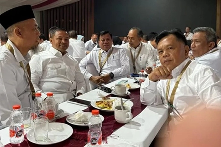 Gubernur Abdul Wahid Kumpulkan Seluruh Kepala Daerah Riau Bahas Perjuangan Pembangunan di Ruang Melati Kantor Gubernur Riau
