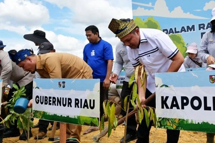 Gubernur Abdul Wahid Ajak Generasi Muda Aktif Tanam Pohon untuk Hijaukan Bumi Lancang Kuning
