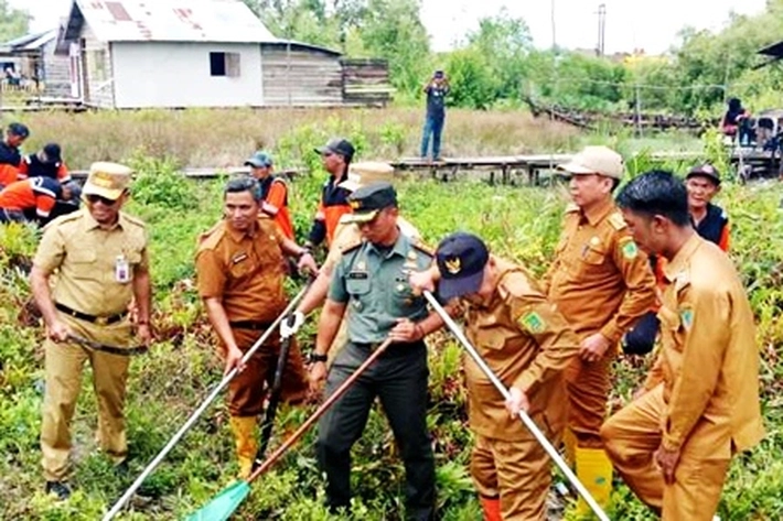 Bupati Rohil Turun Langsung ke Semak-semak Perangi Dengue, SALAMBA: 'Daerah Itu Penuh Ditongkrongi Serangga Mematikan'