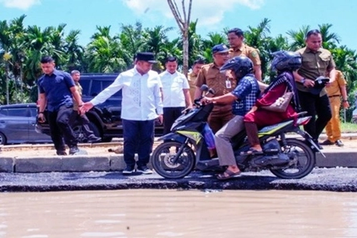 Hasil Tinjauan Gubri, Perintahkan Peninggian dan Perbaikan Total pada Jalan Rusak di Sudirman Ujung