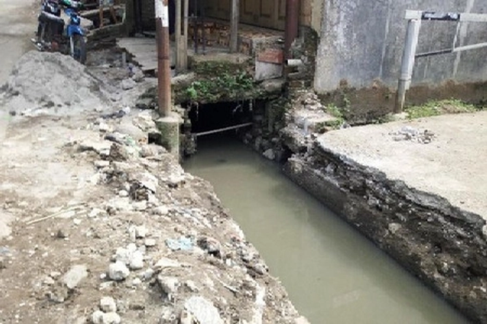 Pemko Bongkar Bangunan Tutupi Saluran Drainase, 'Juga Potong 80 Tiang Reklame yang Halangi Jalan'