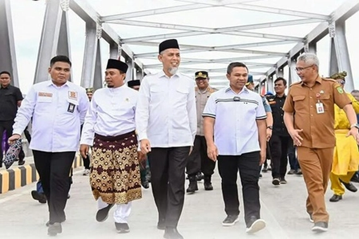 Gubernur Abdul Wahid Tingkatkan Kualitas Infrastruktur Jalan dan Jembatan yang Diapresiasi Masyarakat