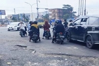 Badan Jalan Hancur Sudah Seperti 'Bubur', 'yang Bisa Membahayakan Pengguna Jalan'