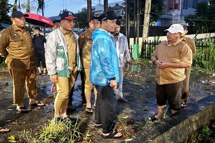 Walikota Agung Nugroho Cek Langsung Lingkungan Pasar Arengka yang Kerap Banjir