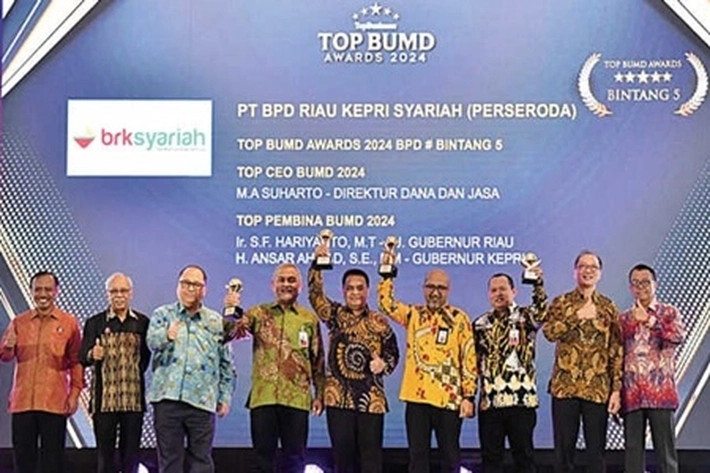 Bank Riau Kepri Syariah Berhasil Raih Penghargaan Top BUMD Awards 2025 Bintang 5
