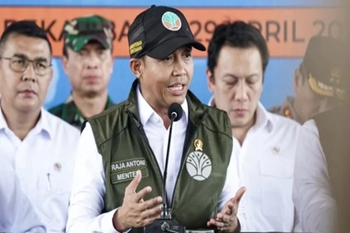 Menhut Raja Juli Antoni Apresiasi Penurunan Karhutla, Tapi Ingatkan Tetap Waspada di Puncak Kemarau
