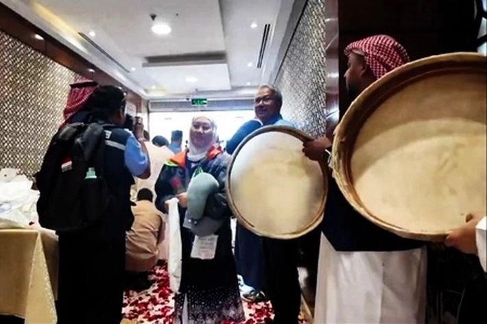 Jemaah Haji RI Disambut PPIH dan Pemilik Hotel dengan Lantunan Selawat di Madinah