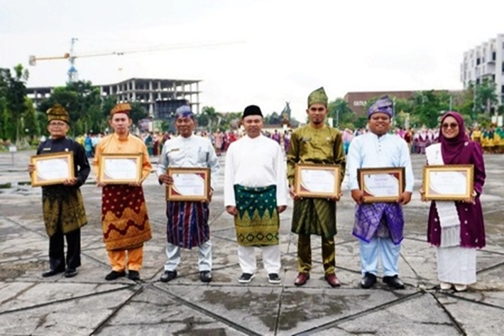 Peringatan HARDIKNAS, 6 Kepsek dan Guru Terima Penghargaan atas Mencerdaskan dan Memajukan Bangsa