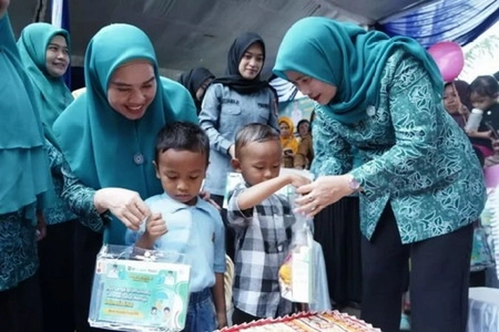 Ketua Tim Pembina Posyandu Yusnila Indriati Taufik Meninjau Launching Pekan Imunisasi Dunia Tahun 2025