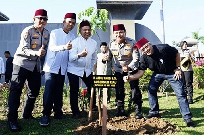 Gubri, UAS, Kapolda dan Rocky Gerung Ajak Masyarakat Tanam Pohon Lewat Kajian Subuh Ilmiah