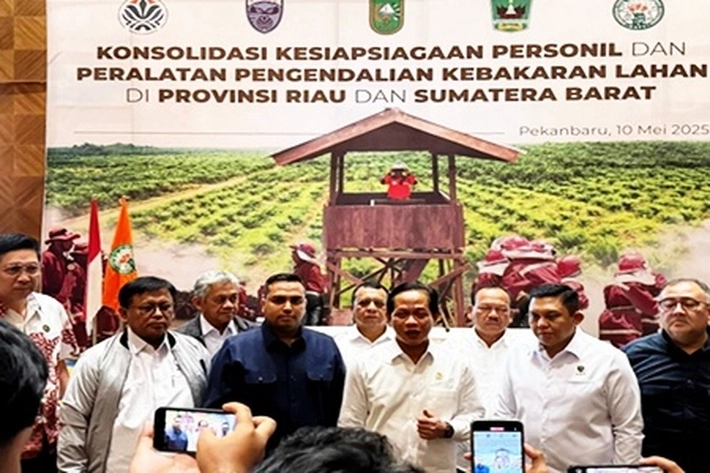 Menteri LH Hanif Faisol Nurofiq Minta Perusahaan Sawit Ikut Lakukan Pencegahan Karhutla