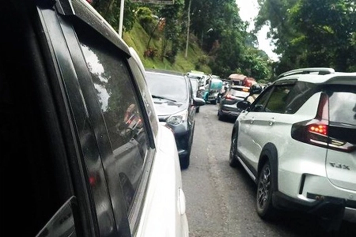 Kemacetan Panjang Arus Lalu Lintas di Jalur Wisata Medan-Berastagi