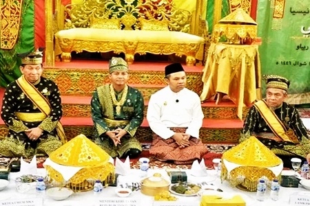 Gubri Abdul Wahid Bersama Istri Sambut Kedatangan Menteri Kehutanan dengan Upacara Adat Tepuk Tepung Tawar
