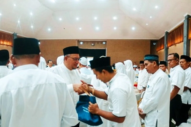 PTPN IV Regional III Berangkatkan 136 Jemaah Calon Haji ke Tanah Suci Makkah