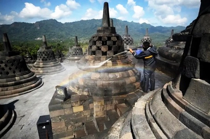 Ribuan Jejak Permen Karet, Corat-coret dan Cungkil Batu Relief Jadi Ancaman dalam Kelestarian Candi Borobudur
