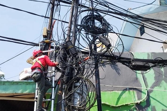 Kabel Provider Semrawut di Pinggir Jalan Jadi Sorotan Dewan untuk Segera Ditertibkan