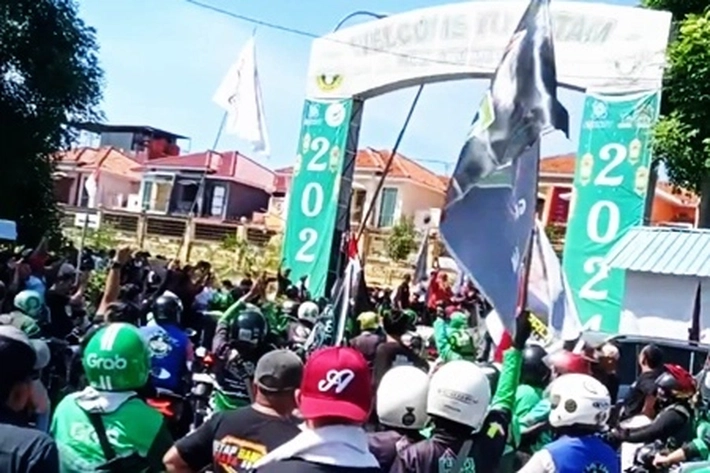 Driver Ojol Demo Didepan Welcome to Batam, Lontarkan Tiga Tuntutan pada Kebijakan Aplikator