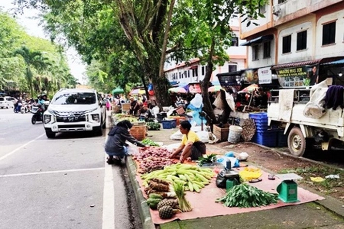Tiap Pagi Kawasan Pasar Bintan Center Tidak Hanya Sekadar Jual Beli, Pedagang Juga Bersih-bersih Hindari Kesemrautan