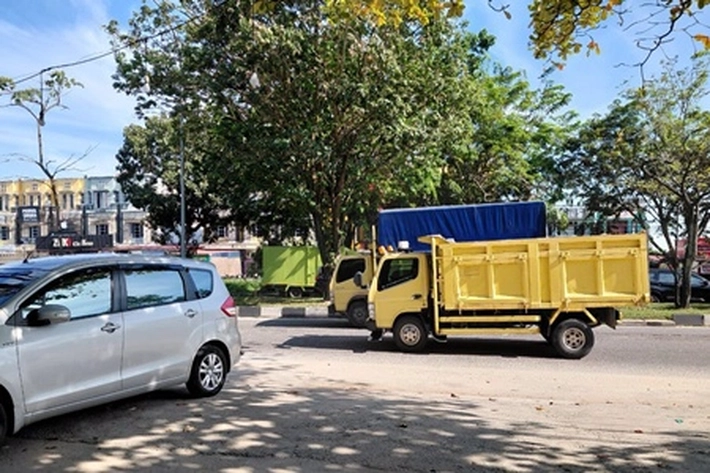 Pagi-pagi Buta Warga Sudah 'Makan Debu' Setiap Hari Saat Melintasi Jalan Arifin Achmad