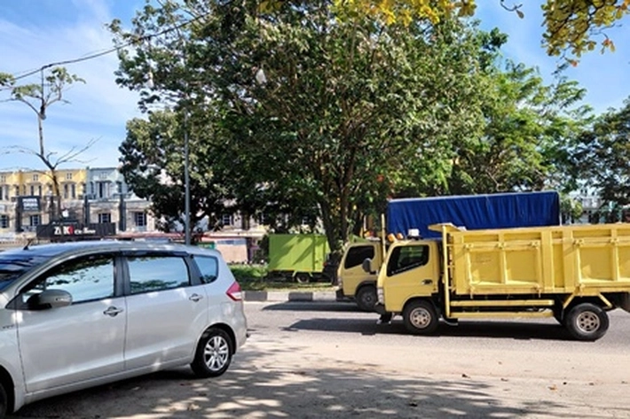 Jalan Arifin Ahmad yang Berstatus Provinsi Sudah Terasa Sempit, 'yang Banyak Ditumbuhi Kuliner dan Kedai Kopi'