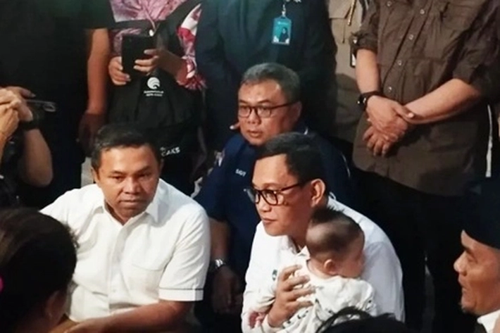 Menteri P2MI Abdul Kadir Karding Sambut Pekerja Migran Ilegal yang Dideportasi dari Malaysia