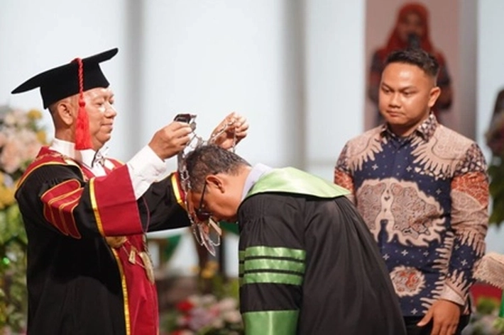 UIR Kukuhkan Prof Fathurrahman jadi Guru Besar ke-25 yang Dihadiri Langsung Wakil Gubernur Riau SF Hariyanto
