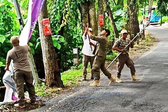 Puluhan Tiang Reklame Ilegal yang Berdiri di Fasilitas Umum Ditertibkan
