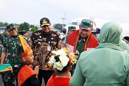 Kasdam I/Bukit Barisan Sambut Kedatangan KASAD Jenderal TNI Maruli Simanjuntak Secara Adat