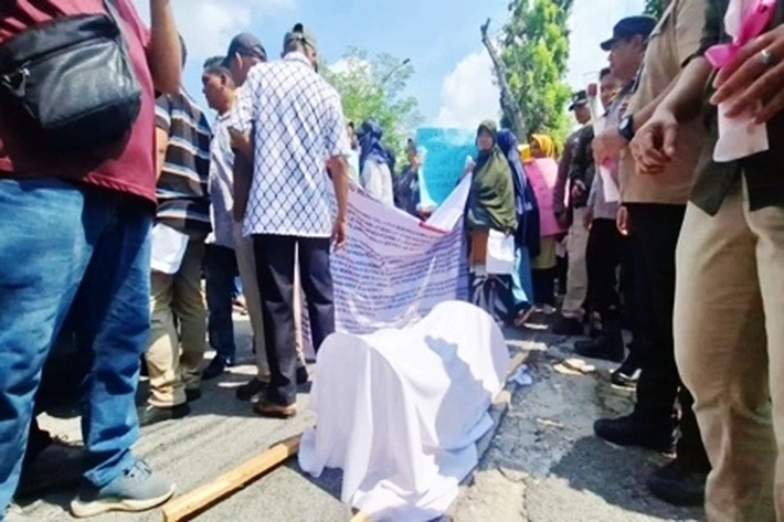 Emak-emak Menangis Histeris Bawa 'Keranda Jenazah' di Depan PT Riau, 'karena Tak Puas dengan Wajibkan Koppsa-M Bayar Utang Rp140 Miliar'