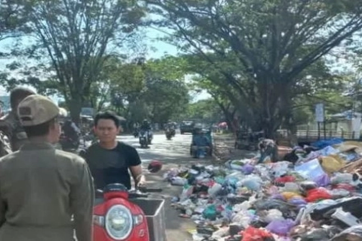 Sejumlah TPS di Jaga Ketat untuk Tertibkan Buang Sampah di Luar Jadwal