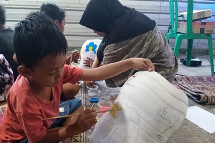 Rumah Zakat Ajak Warga Daur Ulang Galon Plastik dari Sampah yang Bisa Menggerakkan Perekonomian
