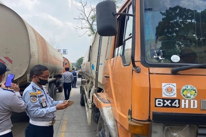 Truk Bertonase Besar Masih Bandel Masuk Pekanbaru di Luar Jam Operasional