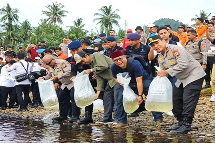 Peringati Hari Bhayangkara dan Hari Lingkungan Hidup Polda Riau Tanam 79 Pohon dan Lepas 7.900 Ikan Lomak