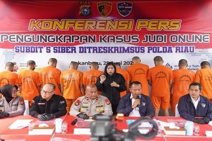 Polisi Gerebek Dua Lokasi Sindikat Judi Online, Bos Besar dan 12 Tersangka Berhasil Diamankan 