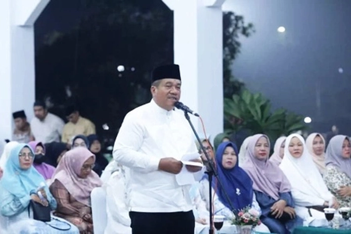 Bupati Taufik Zainal Abidin Sambut Kepulangan 325 Jemaah Haji Kloter 15 dengan Penuh Haru