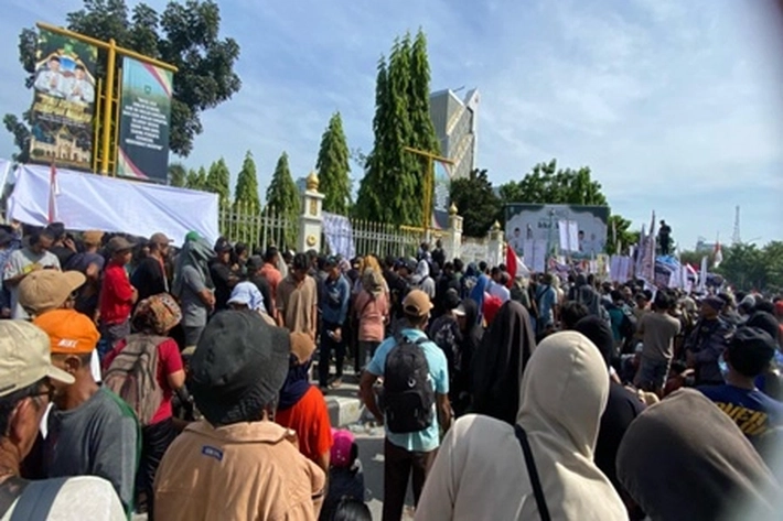 Ribuan Massa Gelar Aksi di Depan Kantor Gubernur Minta Cukong Sawit di TNTN Ditangkap
