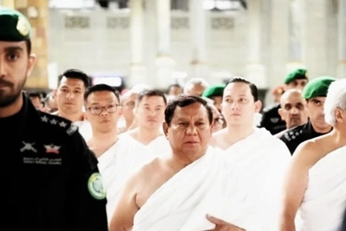 Prabowo Memasuki Ka'bah Lakukan Umroh dan Cium Hajar Aswad di Makkah