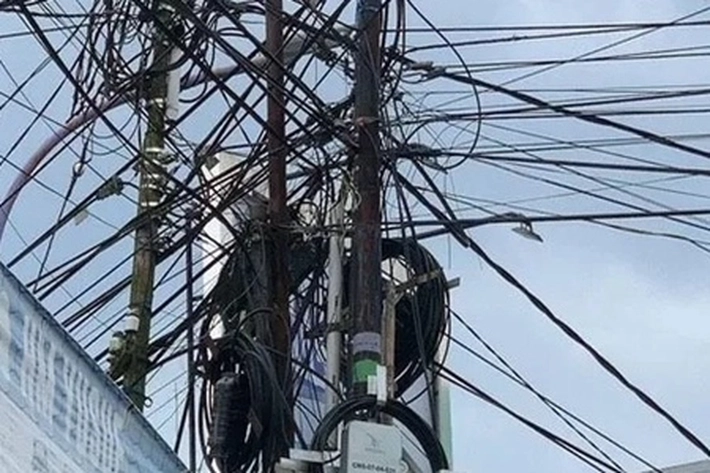 Kabel Fiber Optik Semrawut, Berserakan dan Melintang di Jalan, 'yang Menunggu Sampai Datangnya Maut'