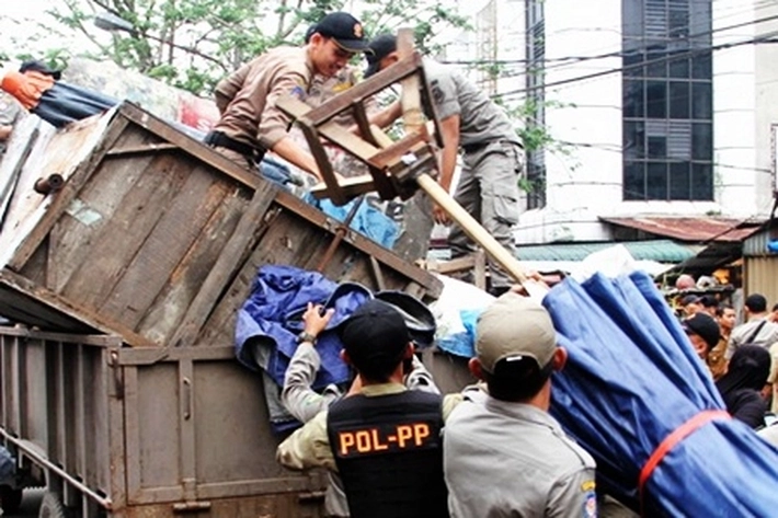 Satpol PP Tertibkan Lapak PKL yang Sudah Ganggu Lalu Lintas