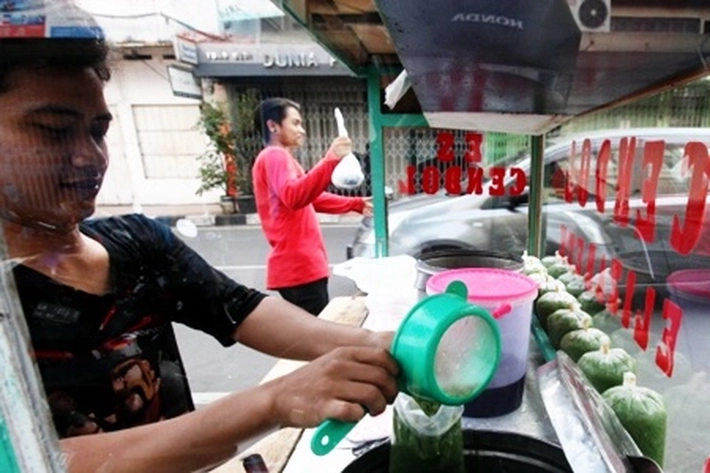 Hari-hari Putus Asa Pedagang Es Cendol Durian: Melamun Berjam-jam untuk Tunggu 1 Pembeli, Sudah Harga Murah Dituntut Tanpa Cela Pula