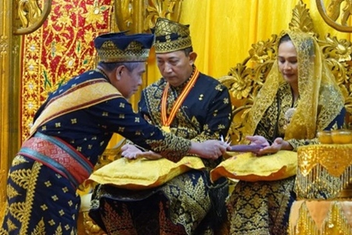 LAM Riau Beri Penghargaan Adat pada Kapolri Sebagai Anugerah Adat Ingatan Budi