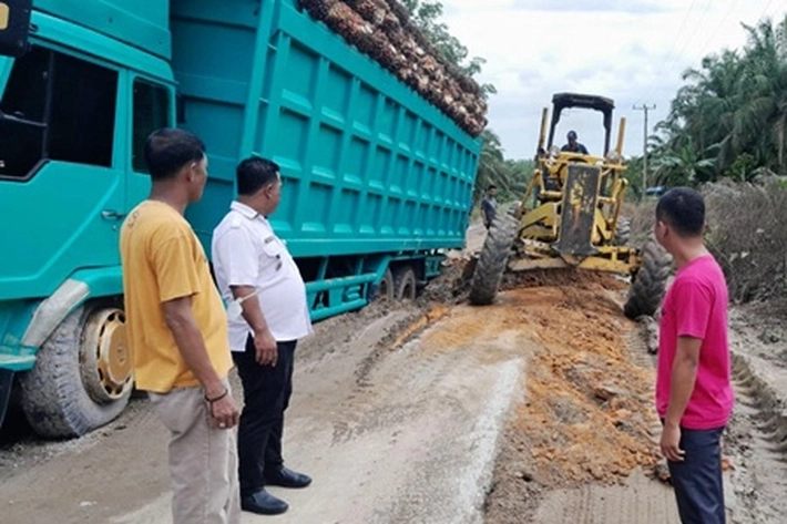 Gubri Mulai Gerah Liat Truk Odol dan Kendaraan Perusahaan yang Sudah Buat Rusak Jalan Provinsi
