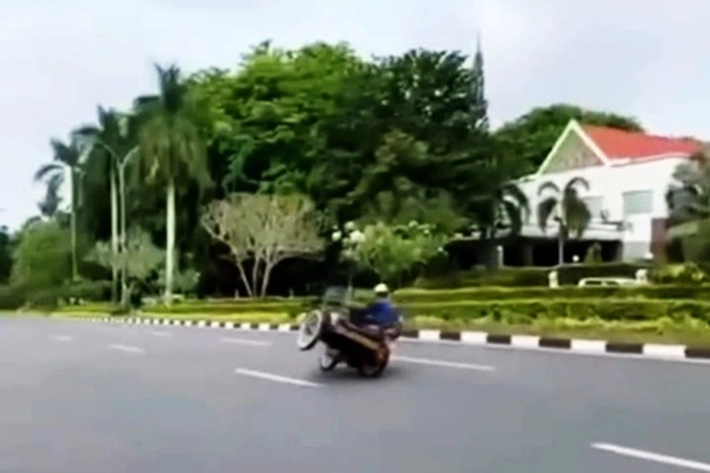 Seorang Pengendara Becak Motor Buat Aksi Jumping di Jalan Diponegoro 