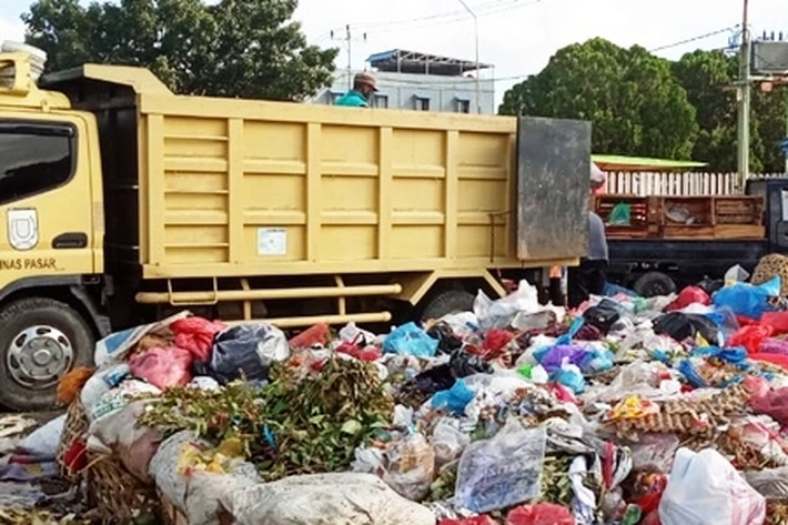 Sampah di Pasar Pagi Arengka Diangkut dengan Gunakan Dua Unit Truk karena Sudah Menggunung