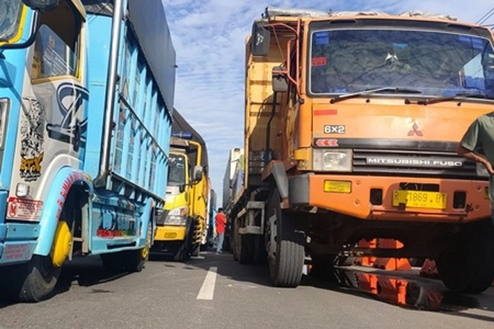 Truk Bak Terbuka dan Angkutan Barang Dilarang Masuk pada Daftar Jalan Dibawah Ini