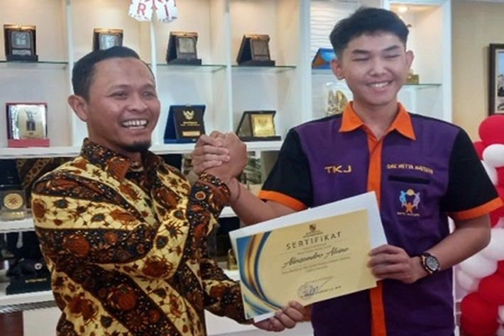 Walikota Agung Nugroho Beri Penghargaan pada Aleksandro yang Berhasil Tempuh Pendidikan ke NASA
