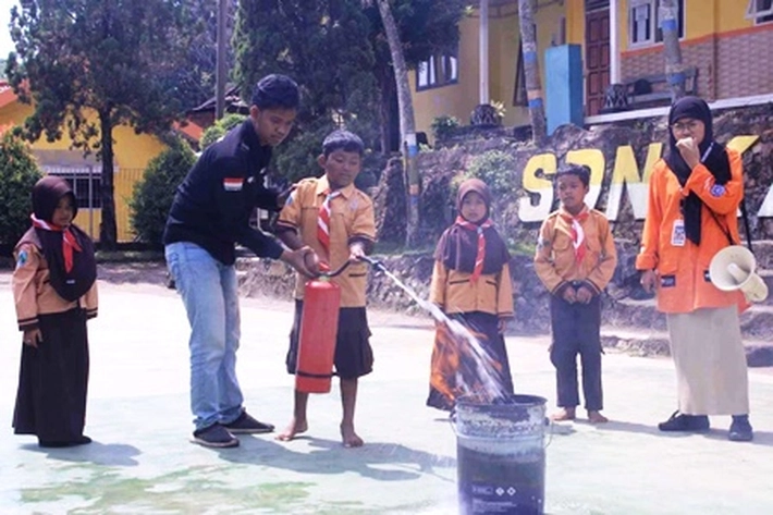 Rumah Zakat Gelar Volunteer Goes to School Mitigasi Kebakaran Sekaligus Penggalangan Donasi untuk Palestina