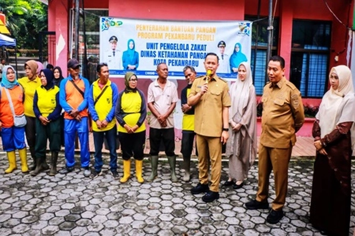Petugas Kebersihan di Pekanbaru Dapat Bantuan Pangan Melalui Program Peduli