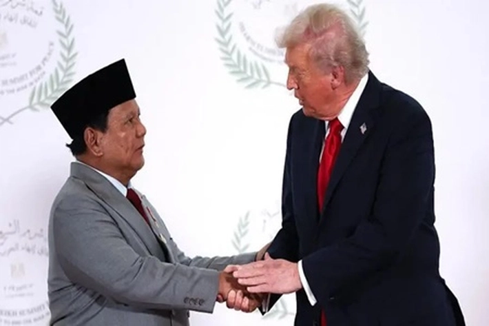 Presiden Prabowo Subianto dan Presiden Donald Trump Berjabat Tangan Saat Berpose Selama KTT Perdamaian Gaza